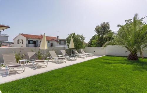 Wohnung Mit Gemeinschaftlichem Pool Und Grill