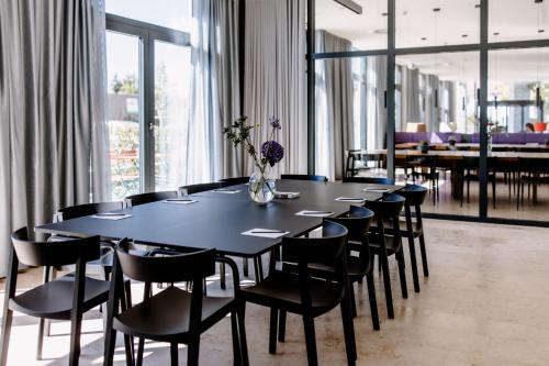 a dining room with a table and chairs at THE FLAG Meiller Gärten in Munich