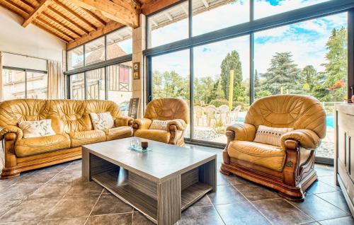 un soggiorno con due divani e un tavolino da caffè di Cozy Home In Gardonne With Wifi a Gardonne
