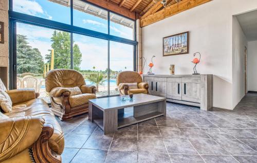 un salon avec des canapés et une table dans l'établissement Cozy Home In Gardonne With Wifi, à Gardonne