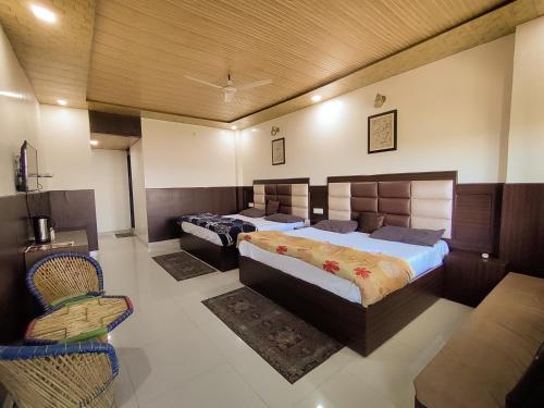 Postel nebo postele na pokoji v ubytování Cottage Club Inn
