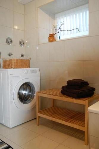 uma lavandaria com uma máquina de lavar roupa e uma janela em Gemütliches Appartement In Brotterode Mit Eigener Terrasse em Brotterode