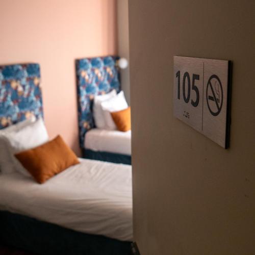 Postel nebo postele na pokoji v ubytování Hotel de la Bourse, Mulhouse Gare, Sure Hotel Collection by Best Western