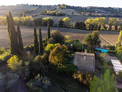 una vista aerea di una fattoria con alberi e di una casa di Villa Glicini a Ostra