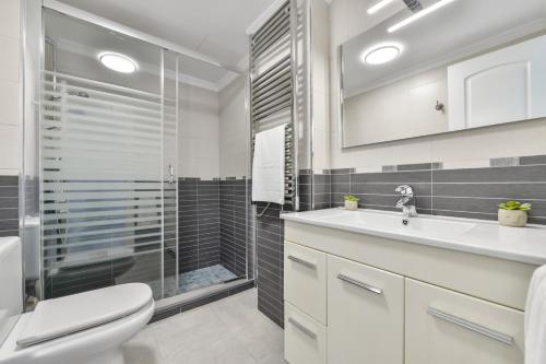 a bathroom with a toilet and a sink and a shower at Villas Guzman - Paraiso Mar in Calpe
