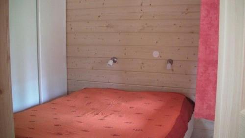 eine Ecke eines Zimmers mit einem Bett in einem Schlafzimmer in der Unterkunft Ferienhaus für 5 Personen ca 62 m in Rauhala, Finnisch-Lappland Pallas-Yllästunturi-Nationalpark in Rauhala
