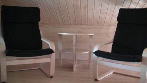 zwei Stühle und ein Tisch in einem Raum in der Unterkunft Ferienhaus für 5 Personen ca 62 m in Rauhala, Finnisch-Lappland Pallas-Yllästunturi-Nationalpark in Rauhala