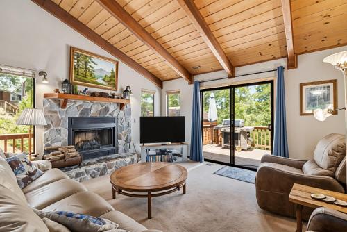 a living room with a couch and a fireplace at The Big Easy Lakefront Cabin in Groveland