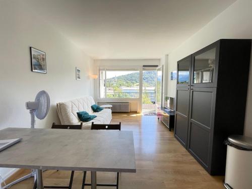 un salon avec un canapé et une table dans l'établissement Panoramic Seven View, à Annecy