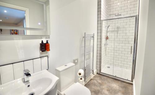 Un baño de The Abbots Boutique Hotel