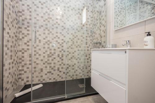 Un baño con ducha con puerta de cristal. en 2BR Luxurious Duplex in Puerto Rico, en Puerto Rico de Gran Canaria