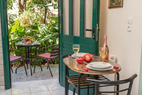 una mesa con dos copas de vino en un patio en Penny's Studios, en Agia Efimia