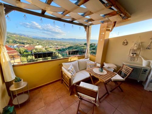 a living room with a couch and a table at Appartamento Sunshine in Badesi