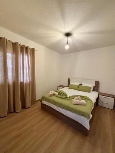 a bedroom with a large bed with green sheets at Sítio do Sossego in Sertã