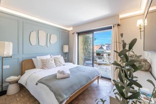 une chambre avec un grand lit et un balcon dans l'établissement Luxurious penthouse, 2 bedroom suites, 3 spacious terraces, gorgeous views of mountains and sea,, à Nice