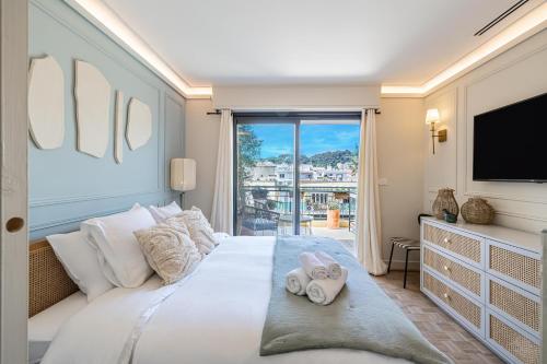 Luxurious penthouse, 2 bedroom suites, 3 spacious terraces, gorgeous views of mountains and sea,