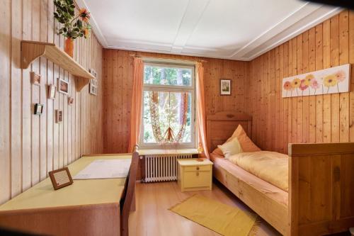 a small bedroom with a bed and a window at Ferienhaus beim Alenbrunnen in Münsingen
