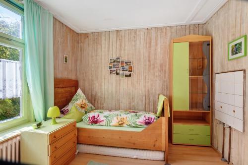 a small bedroom with a bed and a window at Ferienhaus beim Alenbrunnen in Münsingen