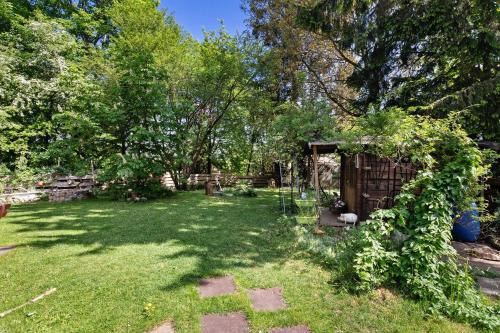 a yard with a shed and trees and grass at Ferienhaus beim Alenbrunnen in Münsingen