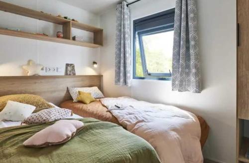 une chambre avec deux lits et une fenêtre dans l'établissement Camping 4 étoiles - Piscine - efceih, à LʼÎle-dʼOlonne