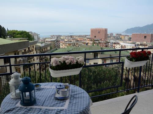 een tafel op een balkon met uitzicht op de stad bij Belvedere 35 in Salerno