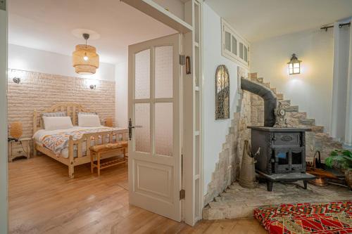 a bedroom with a bed and a brick wall at דירת מסע בגליל in Bet Leẖem HaGelilit