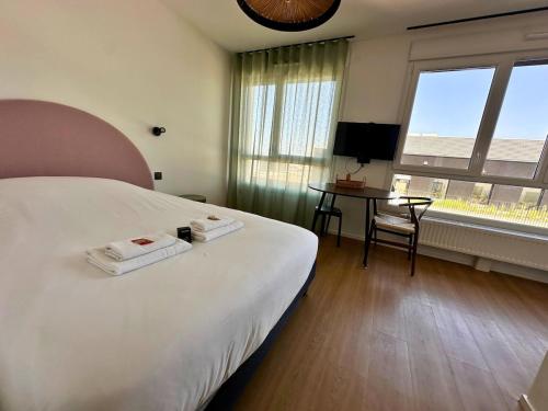 une chambre d'hôtel avec un lit, une table et une fenêtre dans l'établissement Reims résidence inn Sharies Studio confort C606, à Reims