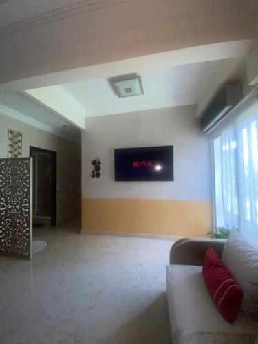 TV a/nebo společenská místnost v ubytování Appart bien équipé avec jardin privé à California