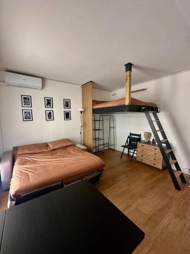 une chambre avec un lit superposé et une échelle dans l'établissement Chez LauLau, à Menton