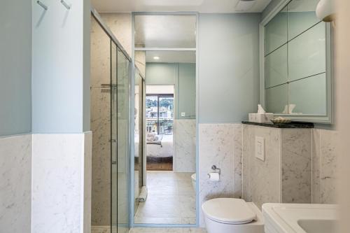 une salle de bain avec toilettes et douche en verre dans l'établissement Luxurious penthouse, 2 bedroom suites, 3 spacious terraces, gorgeous views of mountains and sea,, à Nice