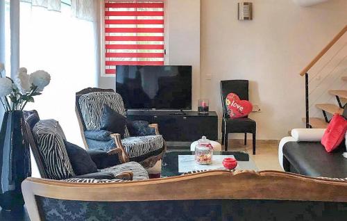 Μια τηλεόραση ή/και κέντρο ψυχαγωγίας στο Pet Friendly Home In Cavaillon