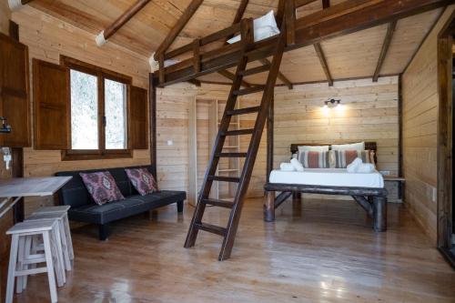 una habitación con una litera y una escalera en Cabaña Sudafrica, en Tarifa