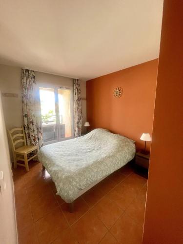 une petite chambre avec un lit et une fenêtre dans l'établissement Apartment T2 cosy Les Issambres, à Roquebrune-sur Argens