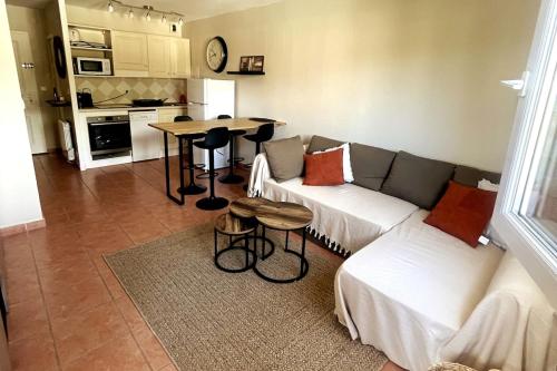 un salon avec un canapé et une table dans l'établissement Apartment T2 cosy Les Issambres, à Roquebrune-sur Argens