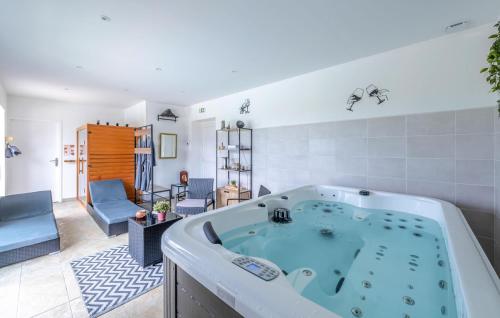 La grande salle de bains est pourvue d'un bain à remous. dans l'établissement Awesome Home In Belves-De-Castillon, à Belvès-de-Castillon