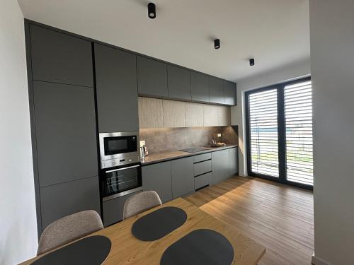 ナーメストヴォにあるApartmán MDKの部屋にテーブルと椅子のあるキッチン