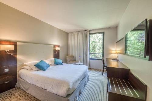 Postel nebo postele na pokoji v ubytování Mercure Aix-en-Provence La Duranne Gare TGV
