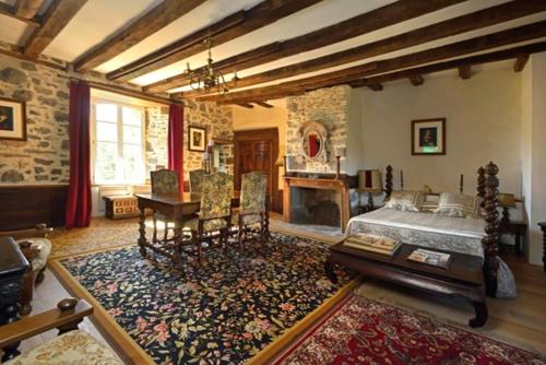 Un pat sau paturi într-o cameră la Château de Taussac