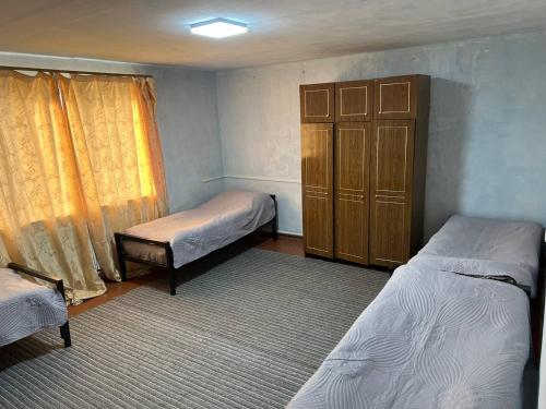 Llit o llits en una habitació de Jakesh