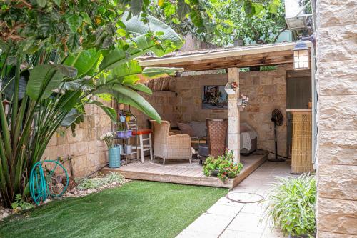 a garden with a patio with a table and chairs at דירת מסע בגליל in Bet Leẖem HaGelilit