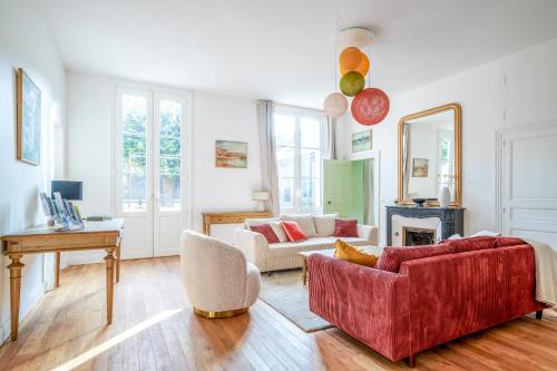 - un salon avec un canapé et des fauteuils rouges dans l'établissement La Maison de Ronsard - By PrestiPlace, à Tours