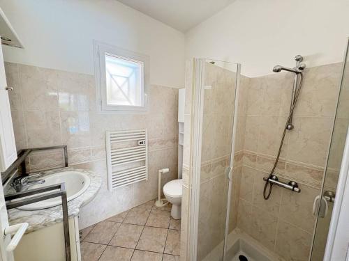 une salle de bain avec une douche, un lavabo et des toilettes dans l'établissement Élégante villa moderne à deux pas de la plage - FR-1-831-7, à Biscarrosse