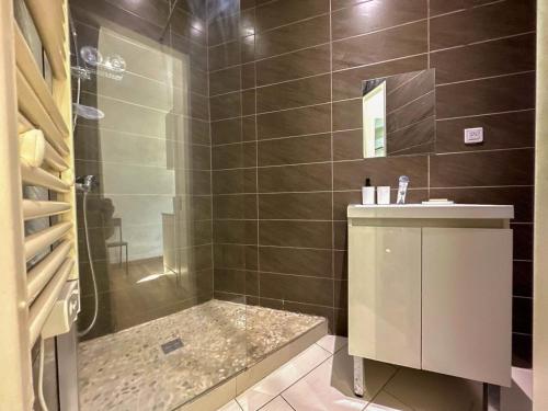 une salle de bain avec douche et lavabo dans l'établissement Studio Climatisé Coeur Nice, à Nice