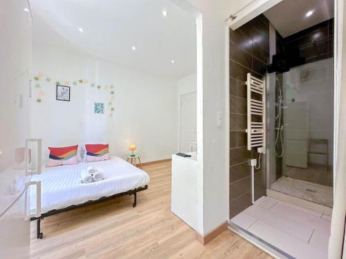 une chambre avec un lit et une douche à l'italienne dans l'établissement Studio Climatisé Coeur Nice, à Nice