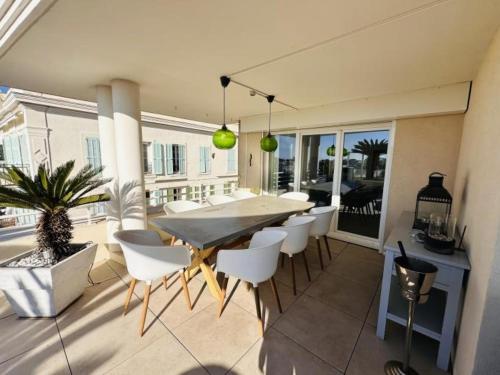une salle à manger avec une table et des chaises dans l'établissement BRISTOL PARK AP4467 by Riviera Holiday Homes, à Cannes
