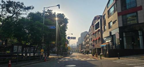 El barrio en el que está la villa o un barrio cercano