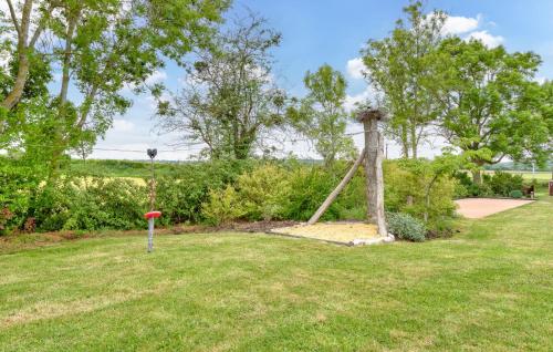 Κήπος έξω από το 3 Bedroom Amazing Home In Grandmesnil