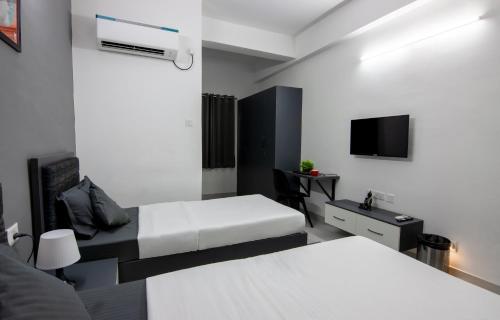 Postel nebo postele na pokoji v ubytování Housr 43 Gachibowli Hyderabad Near DLF Cybercity