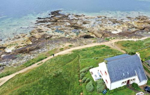 - une vue aérienne sur une maison à côté de l'océan dans l'établissement 5 Bedroom Stunning Home In Ploemeur, à Ploemeur
