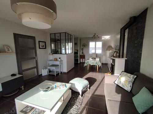 un salon avec un canapé et une table dans l'établissement LS0479 Maison La Gillerie, à Olonne-sur-Mer